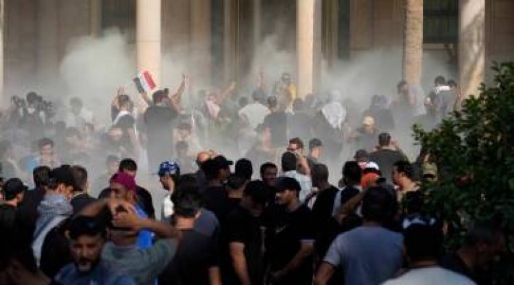 Violent protests in Iraq after religious leader quits politics