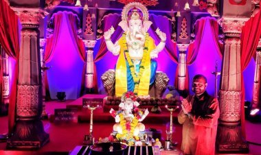 Ganeshotsav of 'Swapnakshay Mitra Mandal' wonderfully depicting social issues