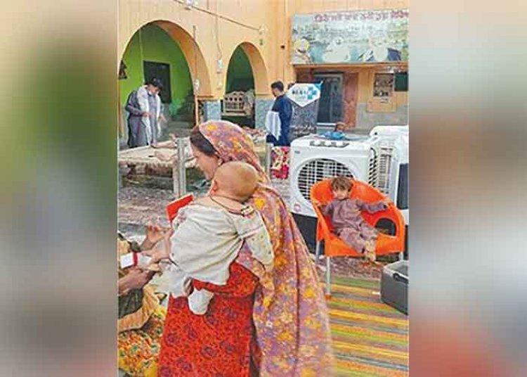 Humanity tops despite floods in PAK: Food and shelter for 300 Muslims in the temple