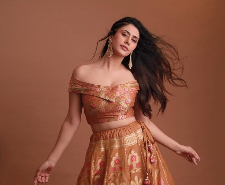 Warina Hussain Shells Out Some Major Fashion Goals In A Caramel-Coloured Lehenga Worth Rs. 1 Lakh 75 K!!