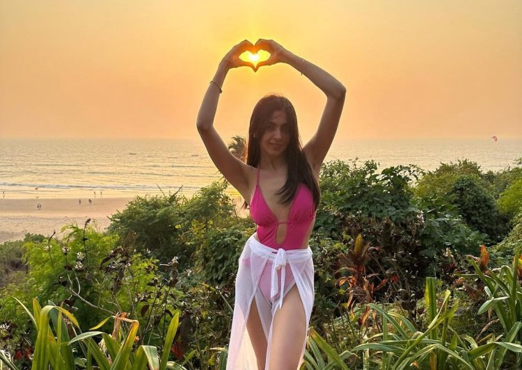 Christmas 2022- Kashika Kapoor is too hot to handle in this bikini look as she is all set to bring in Christmas