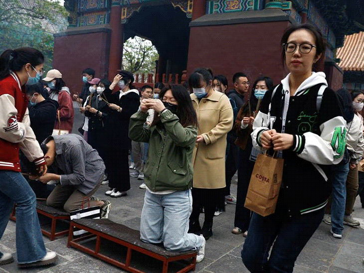 Youth going to temple to get job in China: 310% more people reached temple in one year