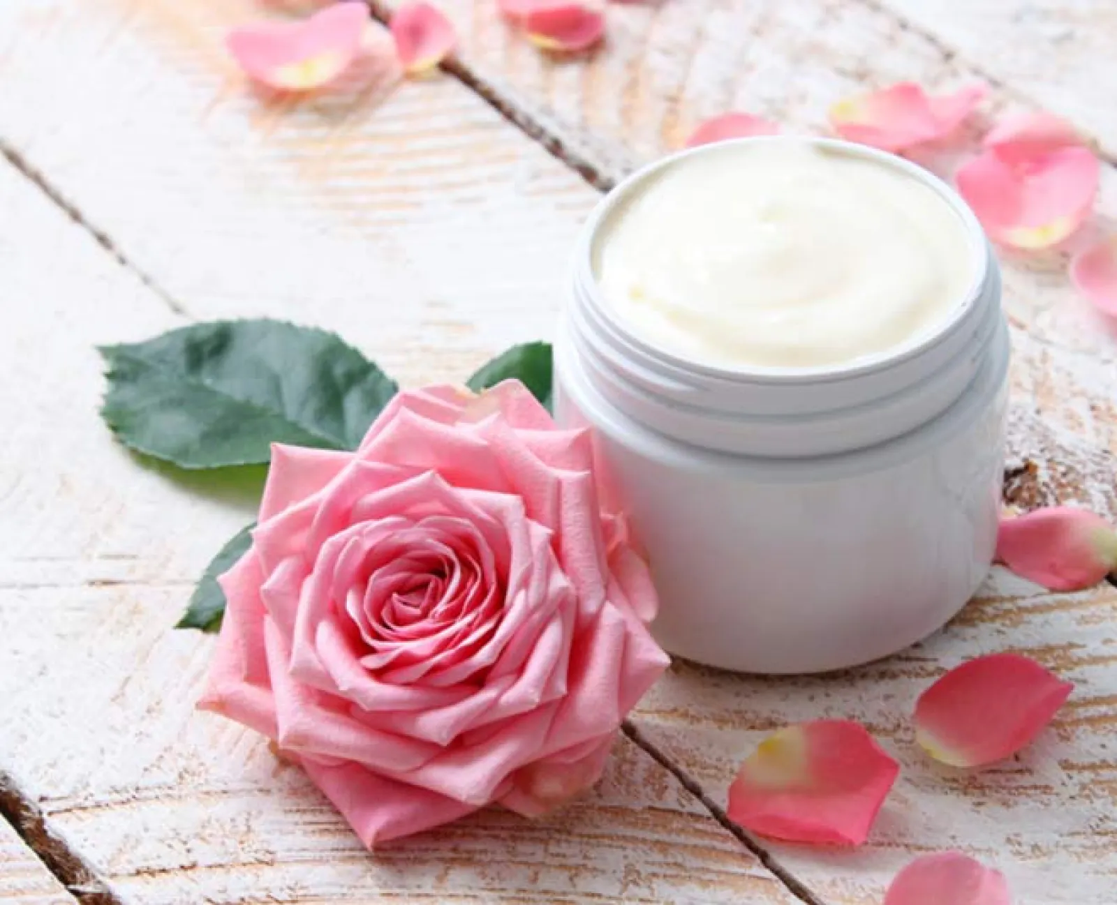 Make your natural homemade winter moisturizer using rose petals