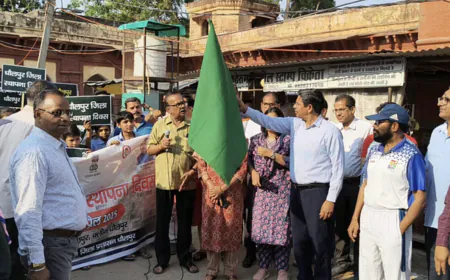 Dholpur: Prabhat Pheri organized on District Foundation Day, many school children participated; ADM was also present