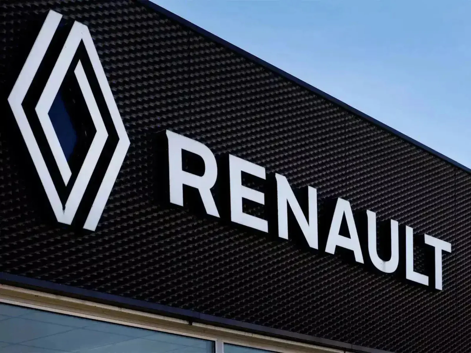 Renault Weighs 3,000 Job Cuts Worldwide Amid Market Pressure and Rising Competition
