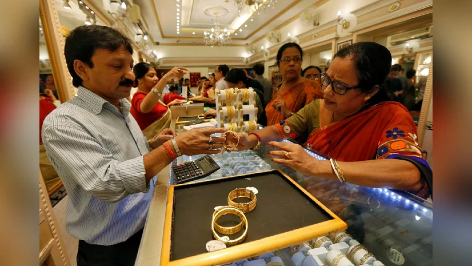 Record-Breaking Festive Shopping Pushes Dhanteras Turnover Past ₹1 Lakh Crore