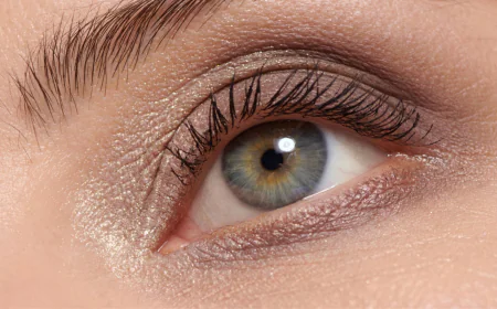 From Castor Oil to Aloe Vera: Home Remedies to Strengthen and Lengthen Eyelashes