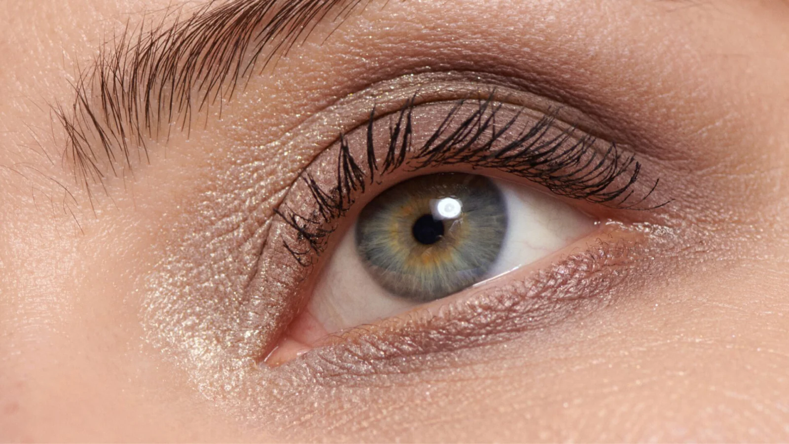 From Castor Oil to Aloe Vera: Home Remedies to Strengthen and Lengthen Eyelashes